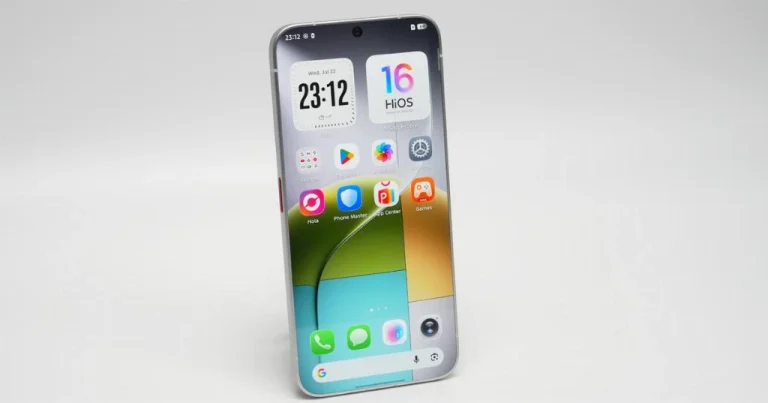 TECNO показала смартфон із першим у світі дисплеєм без чорної рамки