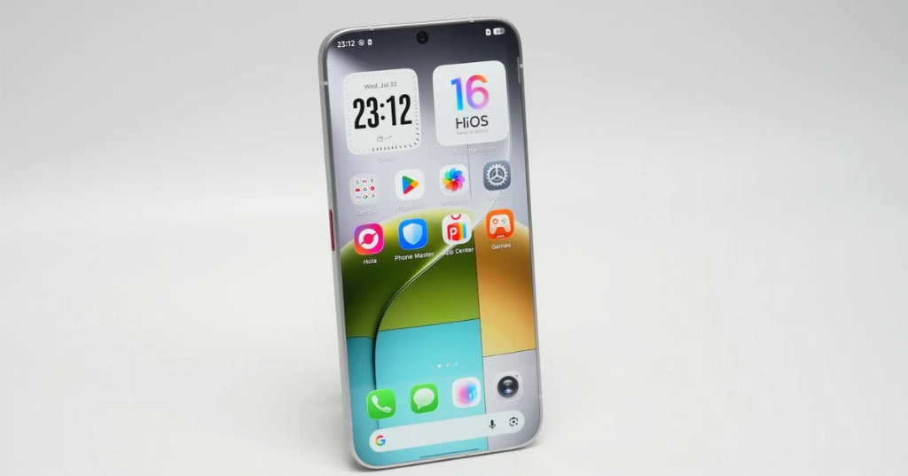 TECNO показала смартфон із першим у світі дисплеєм без чорної рамки