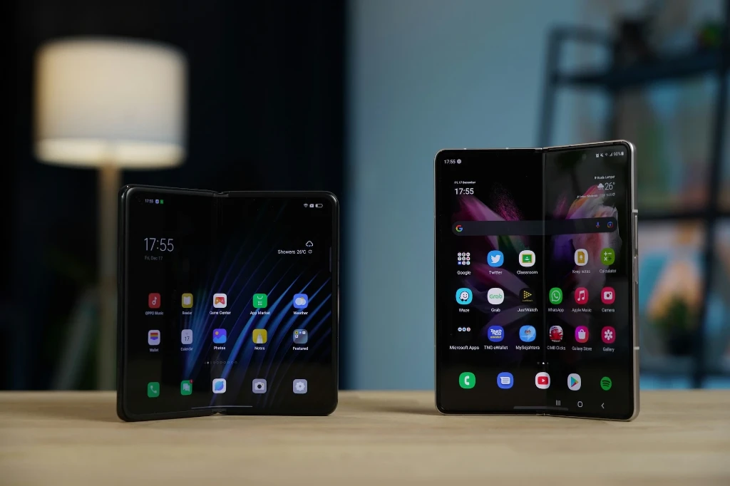 OPPO Find N (зліва) та Samsung Galaxy Fold (справа)