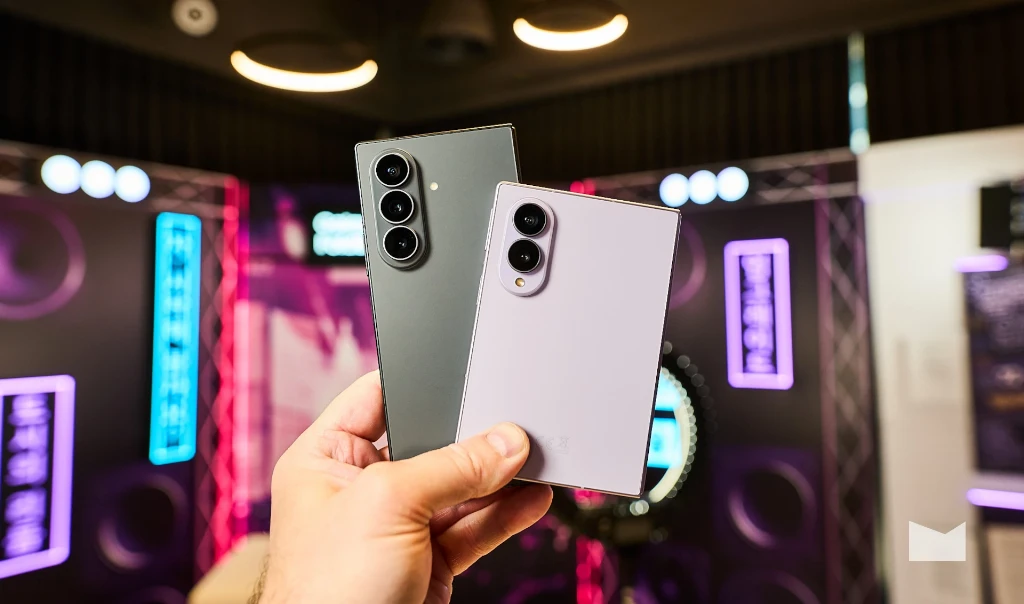 Samsung Galaxy Fold8 Ultra (зліва) та Samsung Galaxy Fold8 (справа)